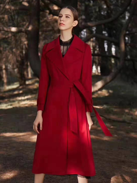 红色长款女大衣